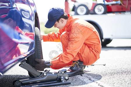 道路救援服务人员检查更换轮胎图片