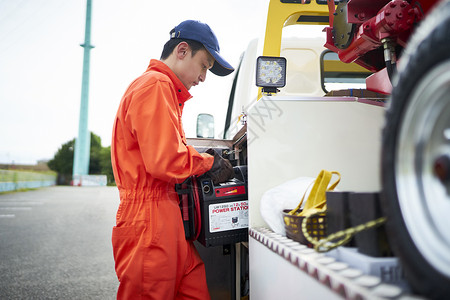 道路救援服务人员准备工具图片