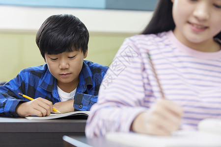 小学生在教室里写作业女生高清图片素材