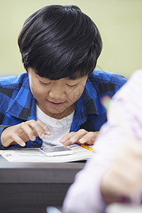 上课时间玩手机的学生图片