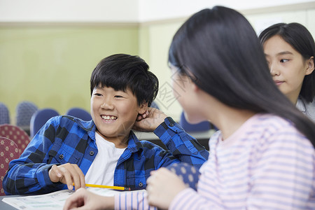 学校教室里的学生图片