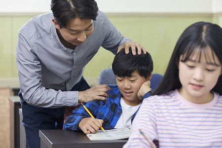 学校老师安慰学生图片