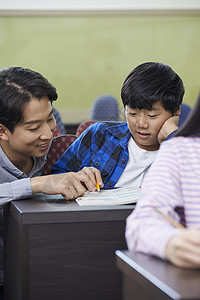 学校老师指导学生题目图片