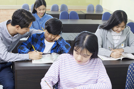 学校课堂老师讲解习题成年男子高清图片素材