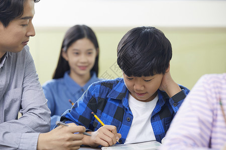 成人韩国人青年学校老师学生解释小学生高清图片素材