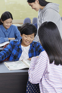 杜洛格小孩朋友学校教室学生女孩高清图片素材