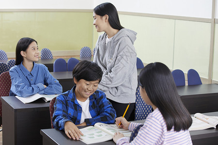 女孩生活快乐学校教室学生小学生高清图片素材