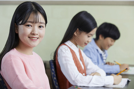 学生在教室内写作业小学生高清图片素材