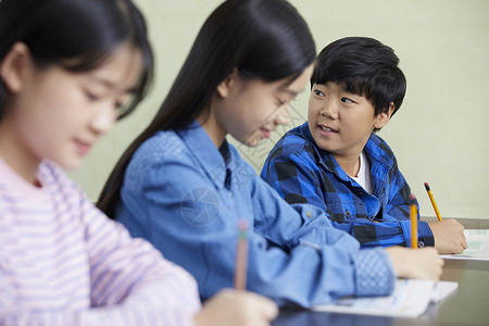 学生在教室内写作业教育高清图片素材