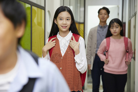 韩国学生素材学校走廊里放学的学生和老师背景