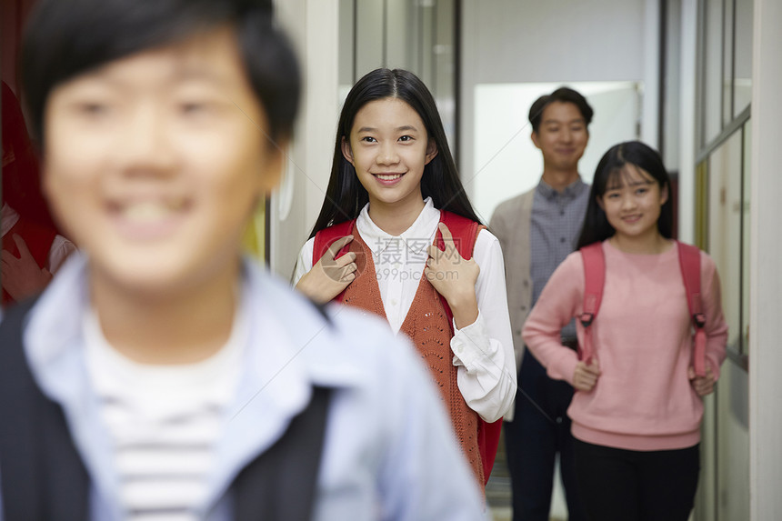 学校走廊里放学的学生们图片