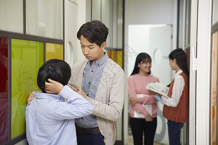 书笑小学学校走廊老师学生图片