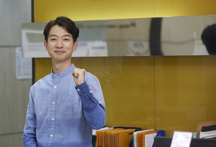 青年成年男子韩国学校老师姿势图片