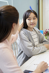 女儿女孩青少年妈妈学生孩子笔高清图片素材