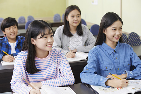 非常小强烈的感情在内学校教室学生大学生高清图片素材