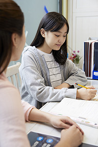 妈妈陪伴小孩学习家庭高清图片素材