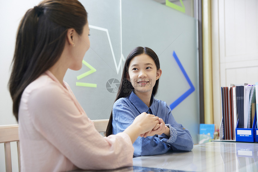 妈妈陪伴小孩学习图片