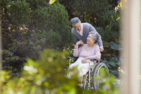 爷爷照顾坐轮椅的奶奶清静高清图片素材