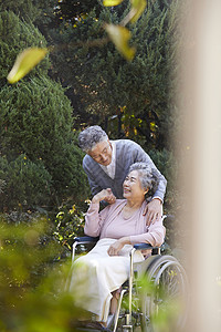 爷爷照顾坐轮椅的奶奶生活高清图片素材