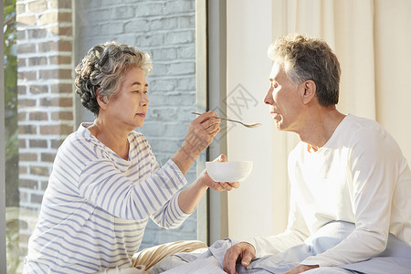 奶奶照顾老伴给老伴喂饭图片