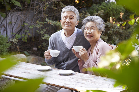 老年夫妇户外喝茶图片素材