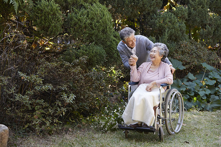 幸福快乐的老年人在院子里的生活护士高清图片素材