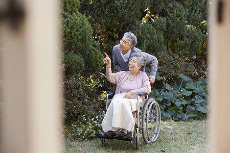 幸福快乐的老年人在院子里的生活花园高清图片素材