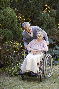 幸福快乐的老年人在院子里的生活治愈高清图片素材