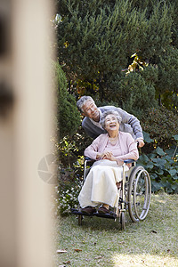 幸福快乐的老年人在院子里的生活植物高清图片素材