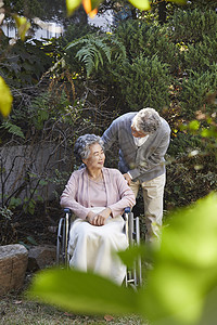 幸福快乐的老年人在院子里的生活微笑高清图片素材