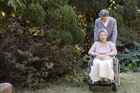 幸福快乐的老年人在院子里的生活安慰高清图片素材