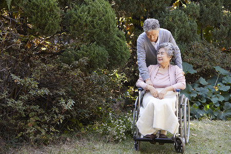 幸福快乐的老年人在院子里的生活家庭高清图片素材