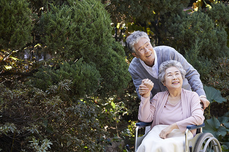 幸福快乐的老年人在院子里的生活妻子高清图片素材