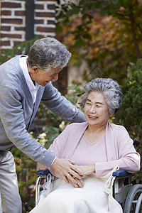 幸福快乐的老年人在院子里的生活医疗高清图片素材