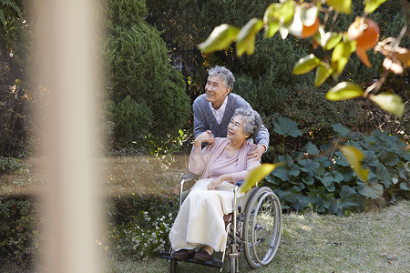 幸福快乐的老年人在院子里的生活安慰高清图片素材