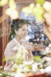 年轻女子茶馆喝茶大学生高清图片素材