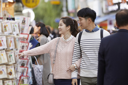 年轻人露点夫妇情人情侣约会购物图片