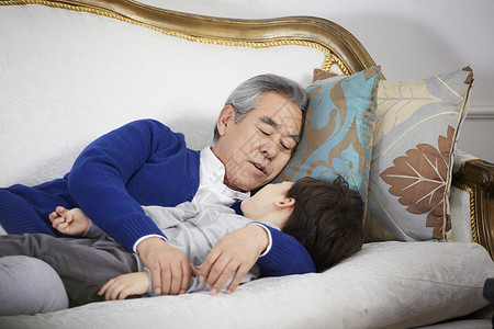 祖父抱孙子睡觉图片