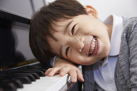 男孩们在钢琴上嬉笑图片