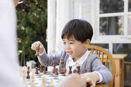 孙子和爷爷下国际象棋椅子高清图片素材