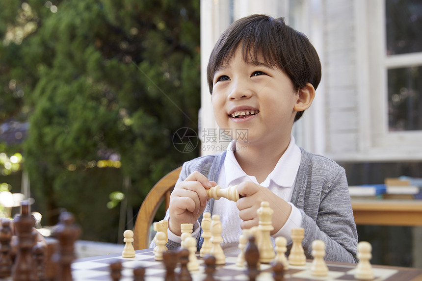 住房阳台椅子孩子们下棋图片