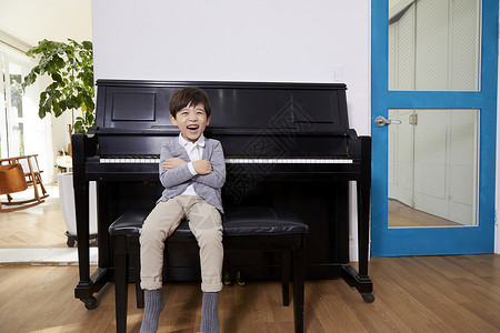 男孩在钢琴上嬉笑图片