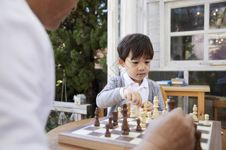 祖父孙子下国际象棋游戏高清图片素材