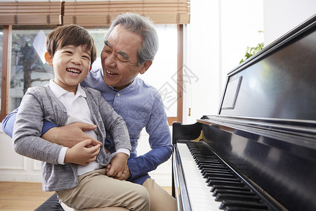 开心祖父孙子弹钢琴韩国人高清图片素材