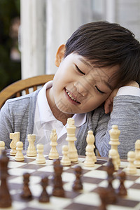 孩子专心下国际象棋图片
