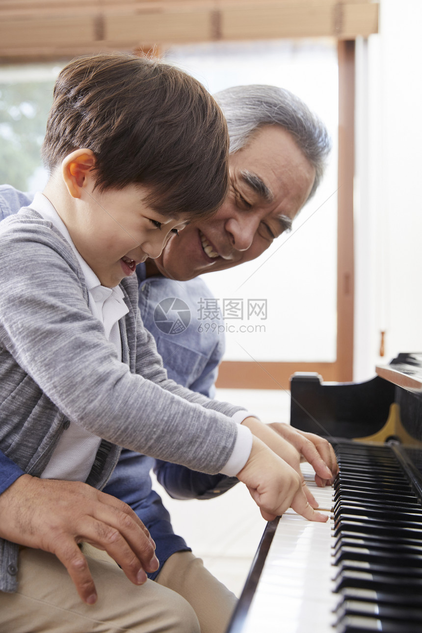 男孩大家庭家庭祖父孙子钢琴图片