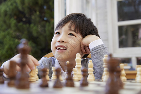 男孩快乐表示孩子们下棋图片