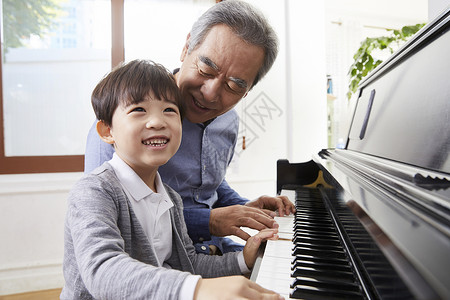 打破小孩成年男子祖父孙子钢琴小学生高清图片素材