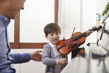 音乐小学生韩国人祖父孙子钢琴小提琴长辈高清图片素材