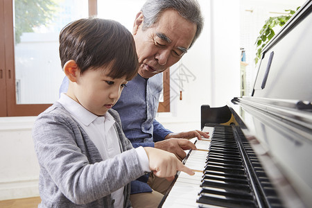 大学生判断神谕祖父孙子钢琴学习高清图片素材